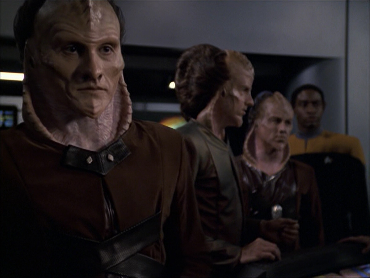 extant_StarTrek_VOY_6x07-DragonsTeeth_01660.jpg