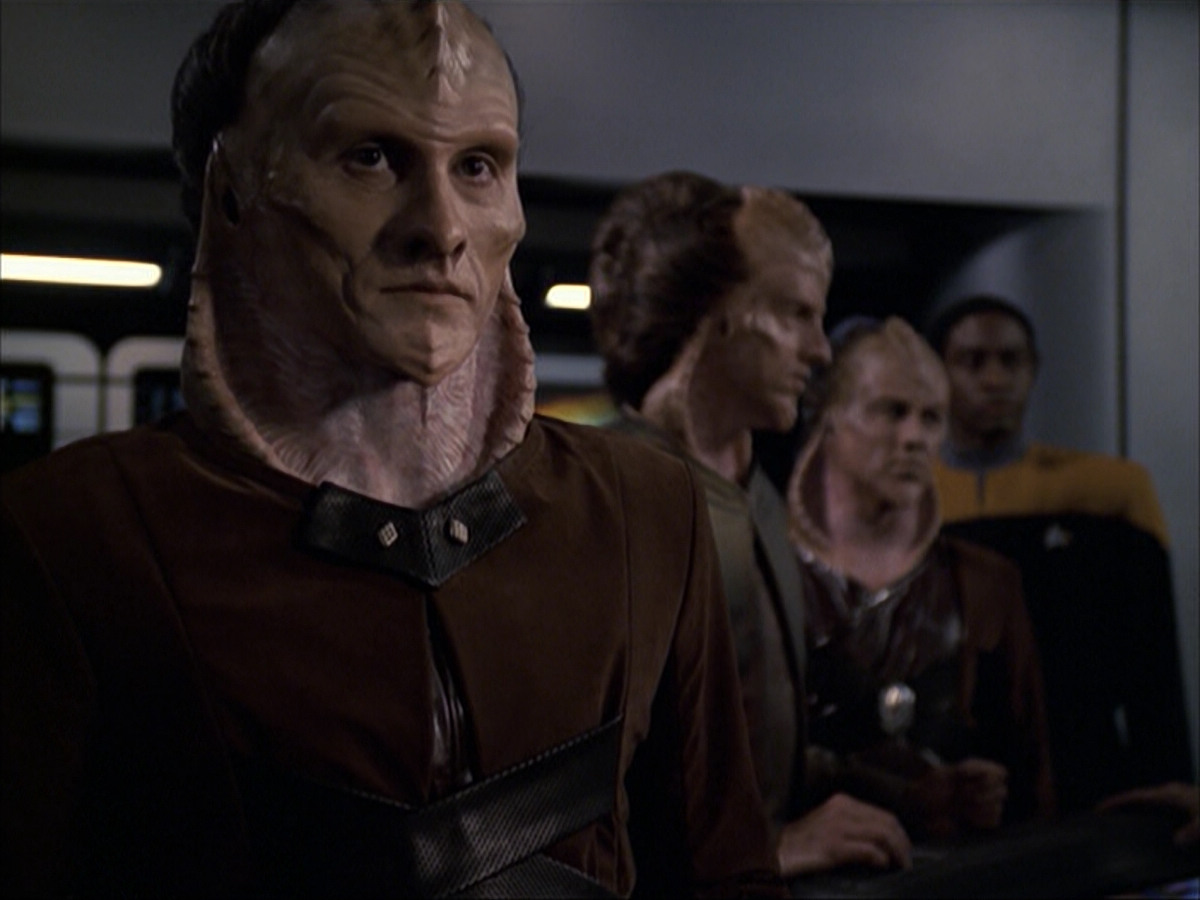 extant_StarTrek_VOY_6x07-DragonsTeeth_01661.jpg