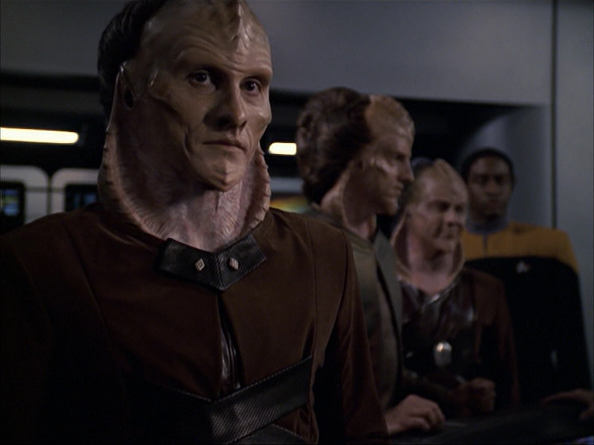 extant_StarTrek_VOY_6x07-DragonsTeeth_01662.jpg