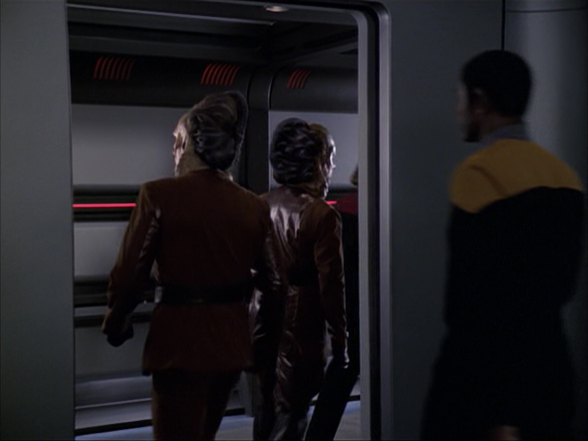 extant_StarTrek_VOY_6x07-DragonsTeeth_01674.jpg