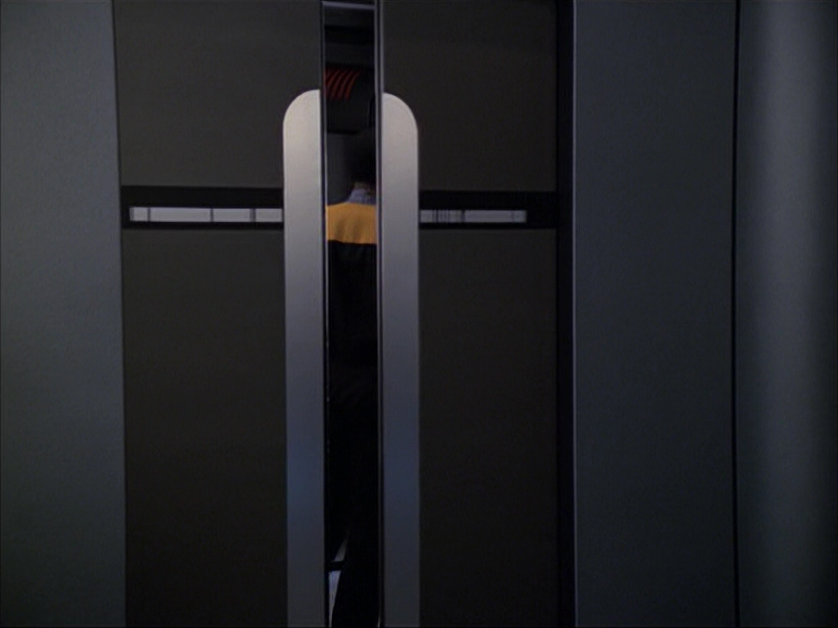 extant_StarTrek_VOY_6x07-DragonsTeeth_01677.jpg