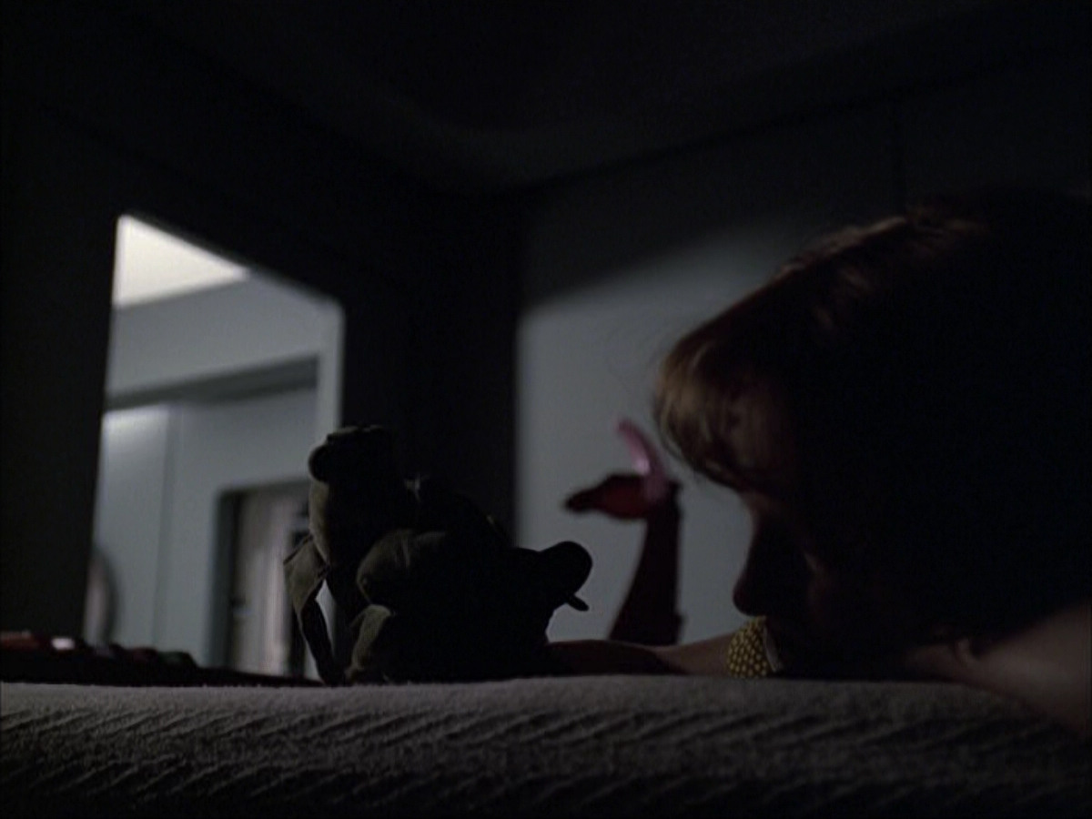 extant_StarTrek_VOY_6x07-DragonsTeeth_01682.jpg