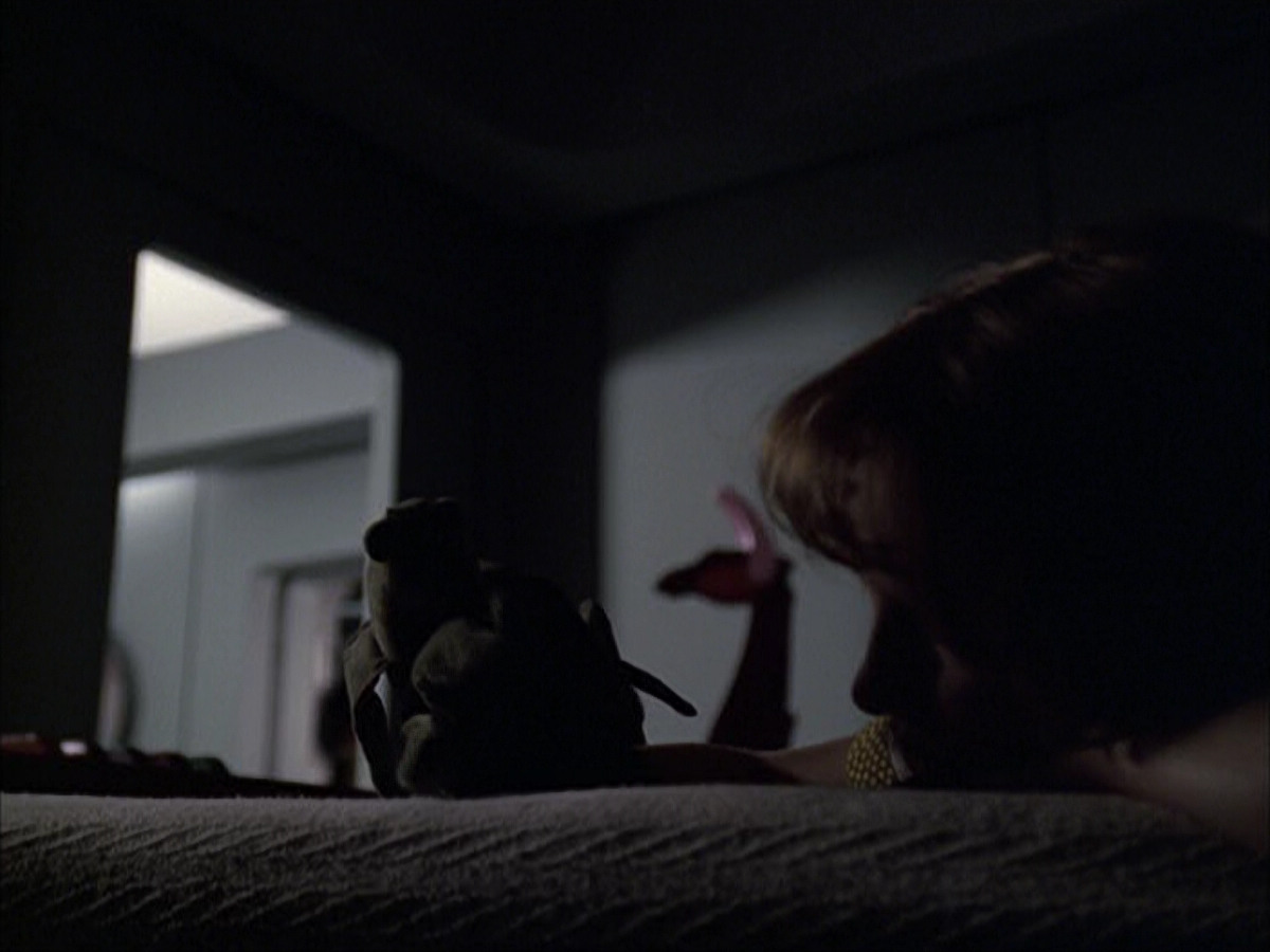 extant_StarTrek_VOY_6x07-DragonsTeeth_01683.jpg