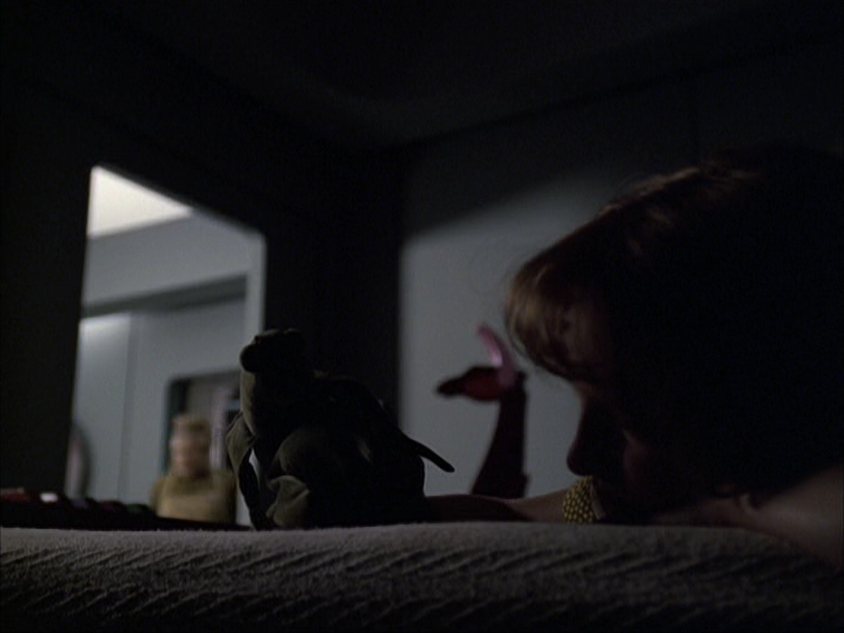 extant_StarTrek_VOY_6x07-DragonsTeeth_01685.jpg