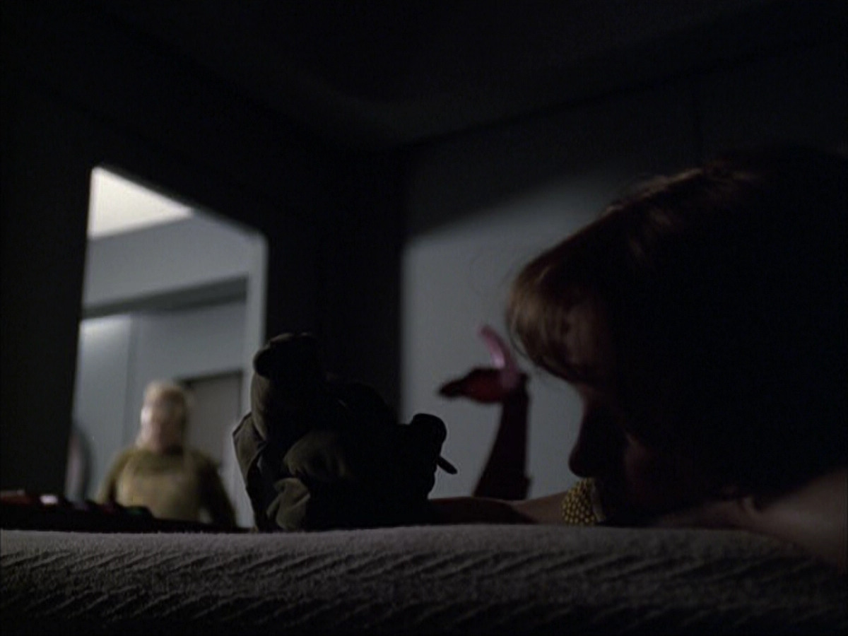 extant_StarTrek_VOY_6x07-DragonsTeeth_01686.jpg