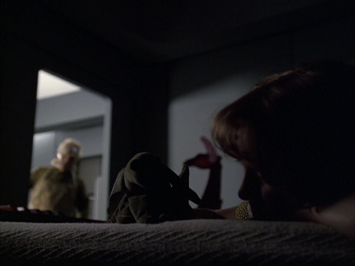extant_StarTrek_VOY_6x07-DragonsTeeth_01689.jpg