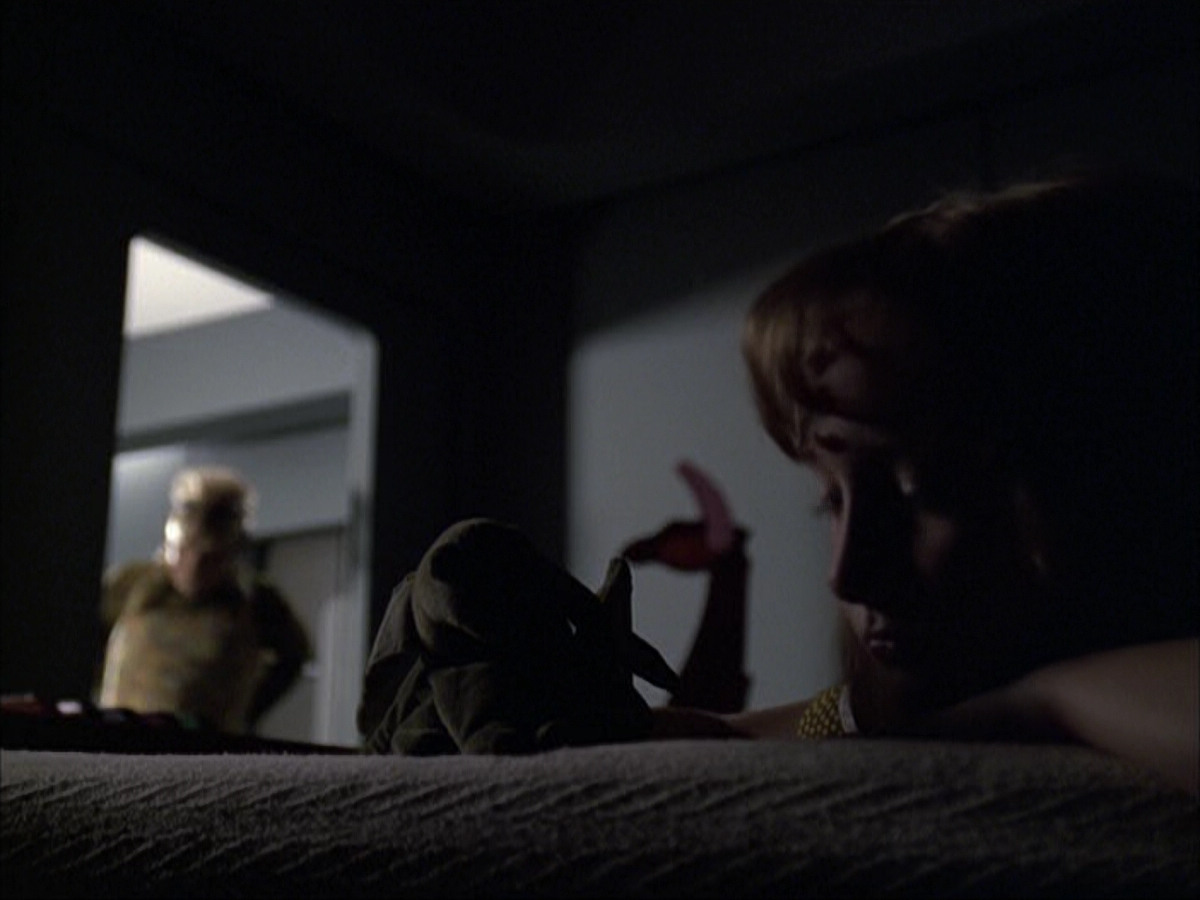 extant_StarTrek_VOY_6x07-DragonsTeeth_01690.jpg