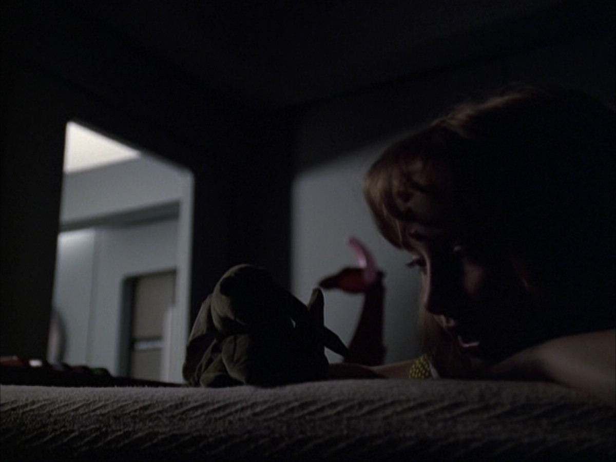 extant_StarTrek_VOY_6x07-DragonsTeeth_01694.jpg