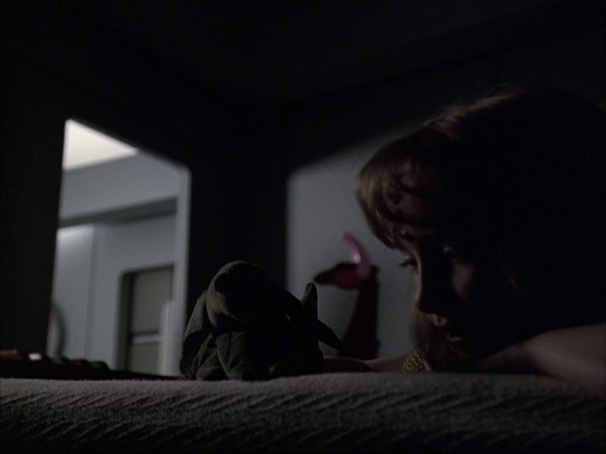 extant_StarTrek_VOY_6x07-DragonsTeeth_01695.jpg