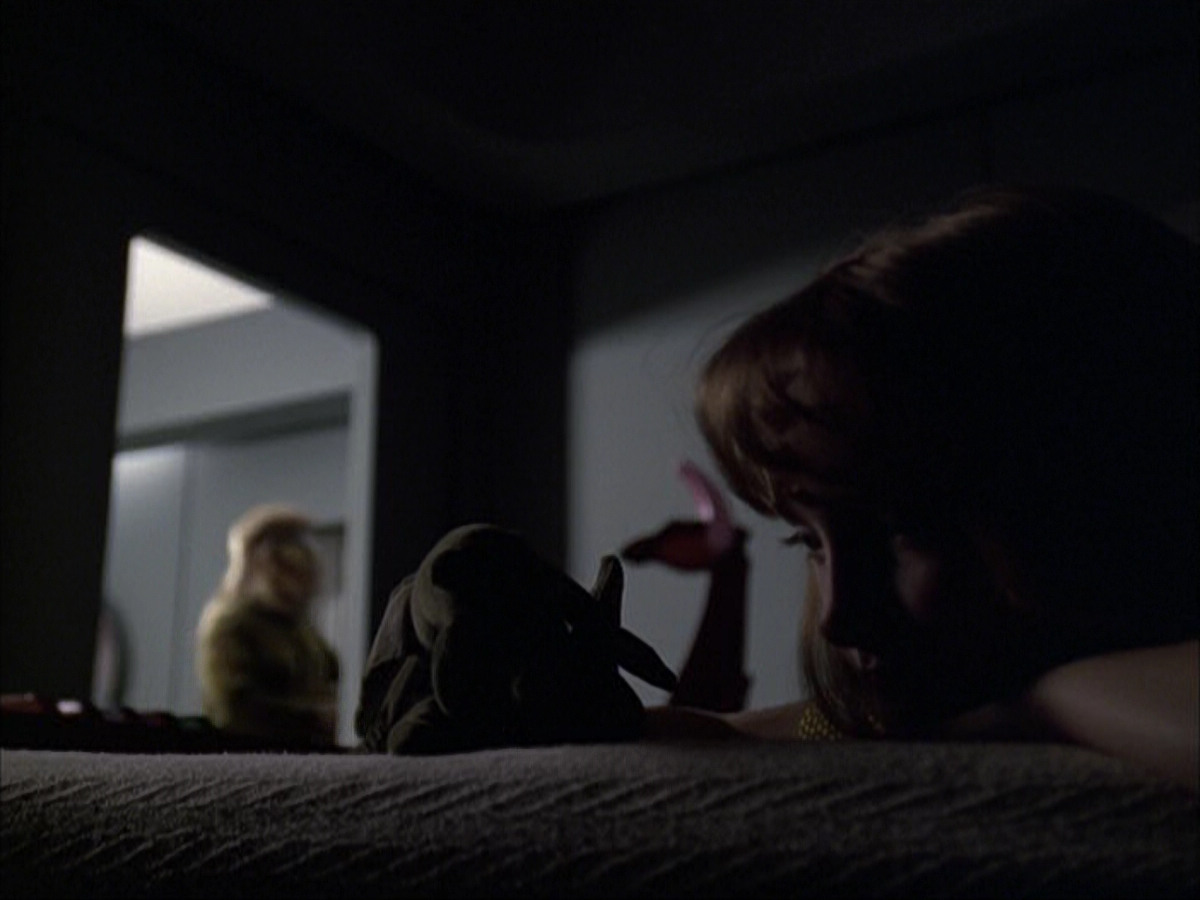 extant_StarTrek_VOY_6x07-DragonsTeeth_01698.jpg