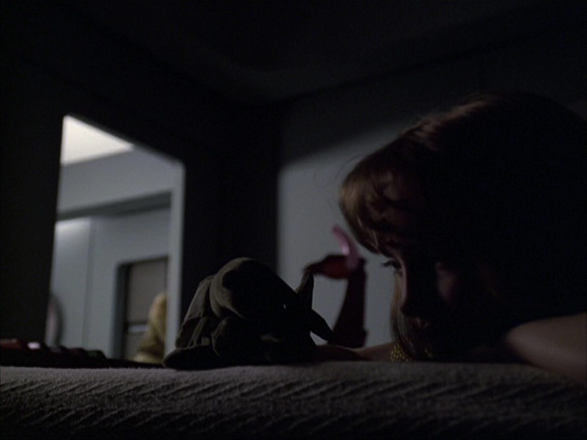 extant_StarTrek_VOY_6x07-DragonsTeeth_01699.jpg