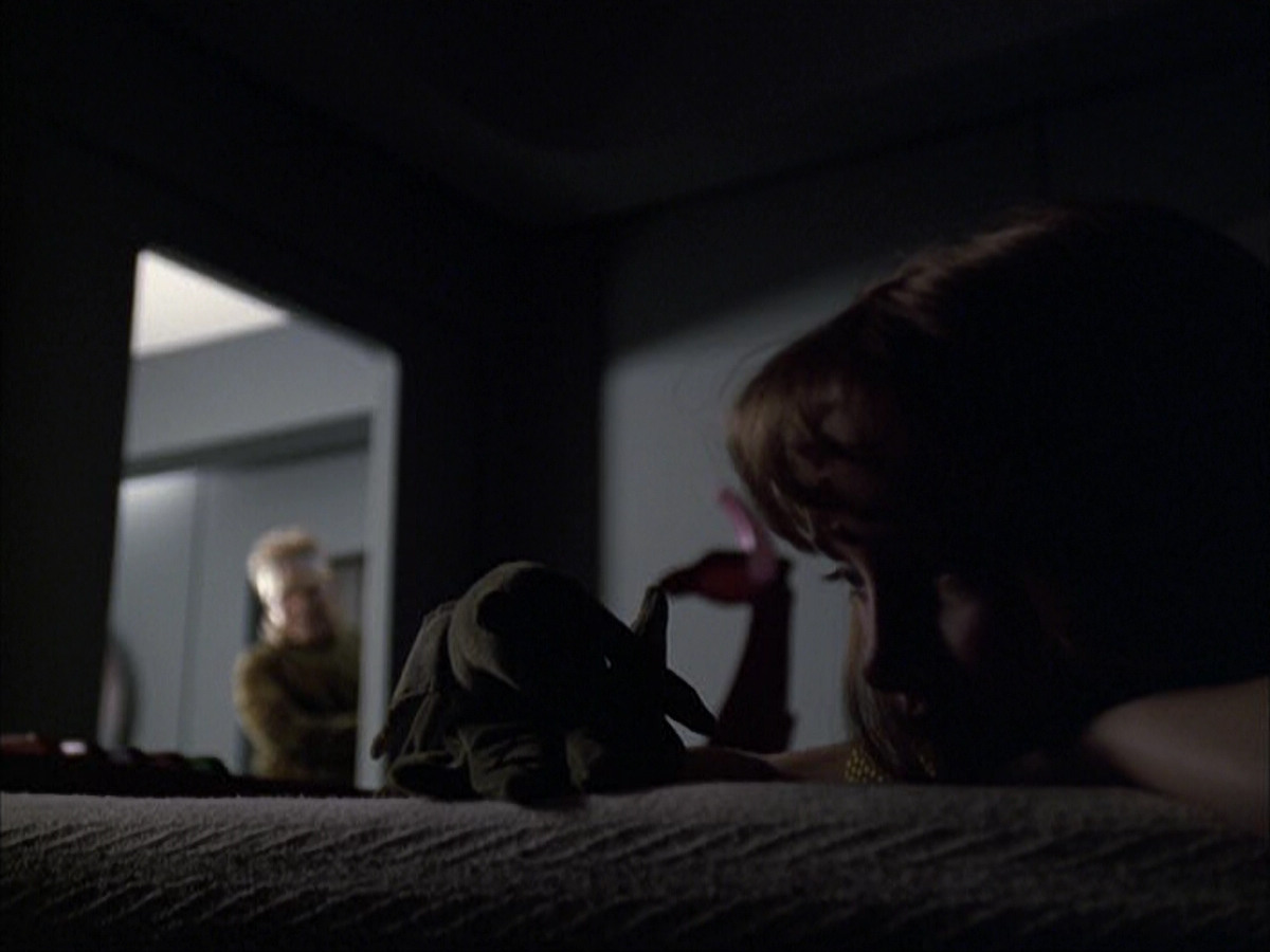 extant_StarTrek_VOY_6x07-DragonsTeeth_01701.jpg