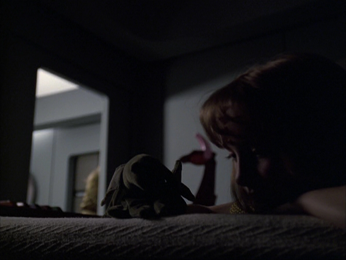 extant_StarTrek_VOY_6x07-DragonsTeeth_01703.jpg