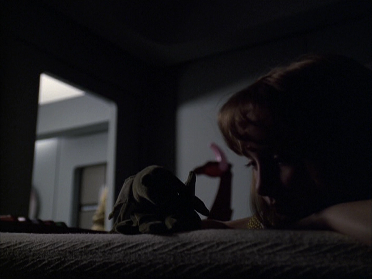 extant_StarTrek_VOY_6x07-DragonsTeeth_01704.jpg