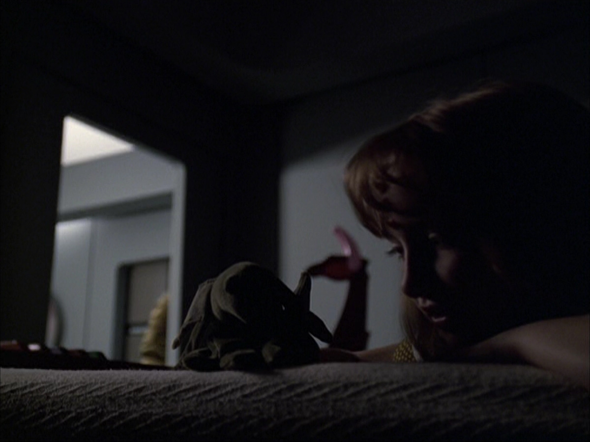extant_StarTrek_VOY_6x07-DragonsTeeth_01705.jpg