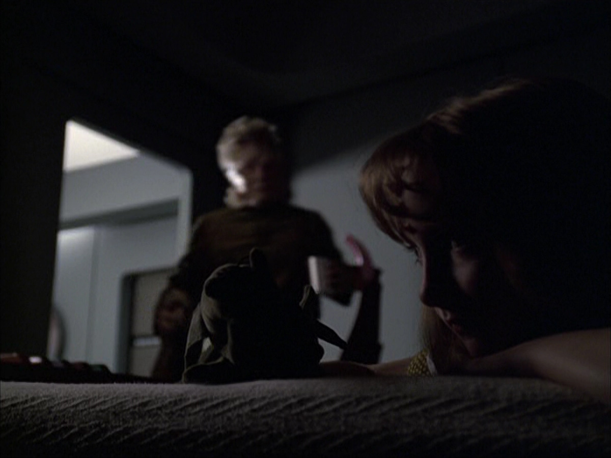 extant_StarTrek_VOY_6x07-DragonsTeeth_01717.jpg