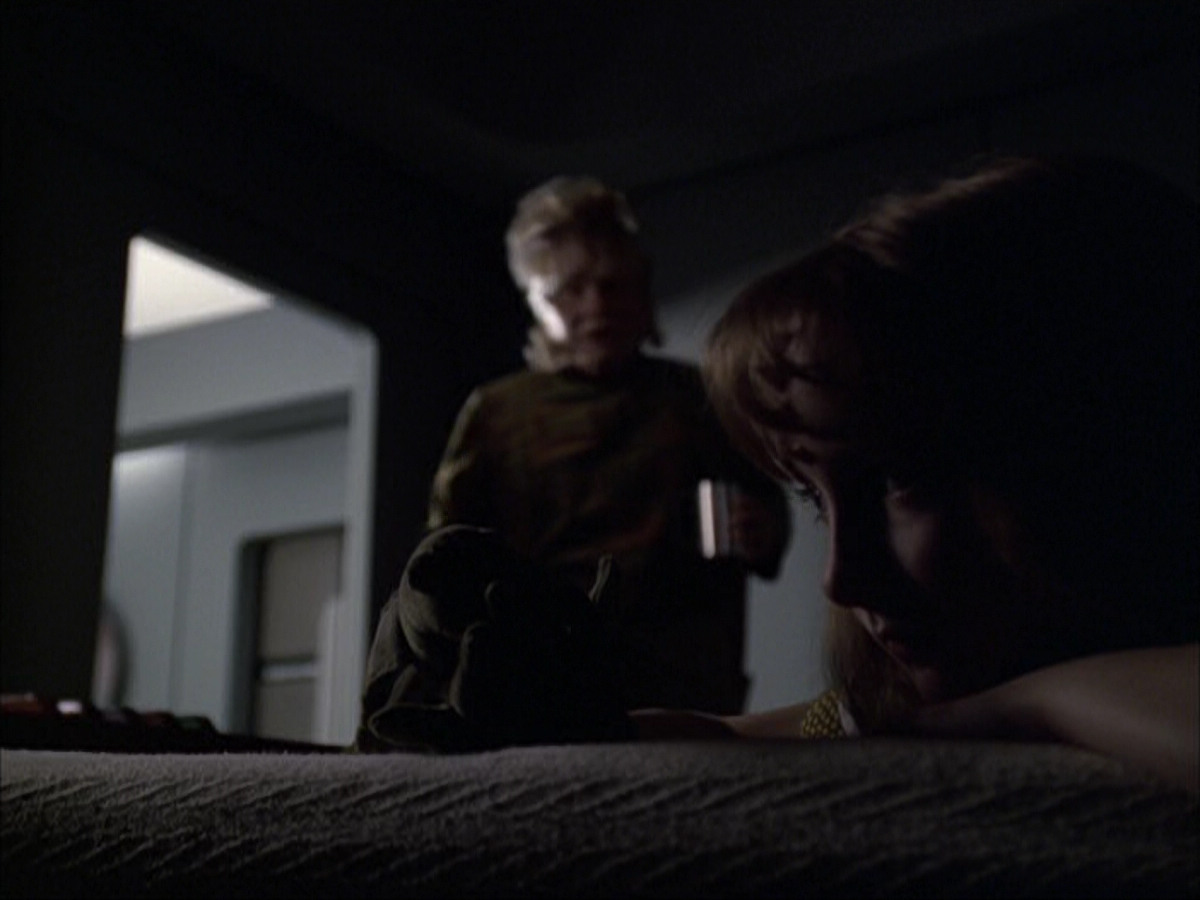 extant_StarTrek_VOY_6x07-DragonsTeeth_01718.jpg