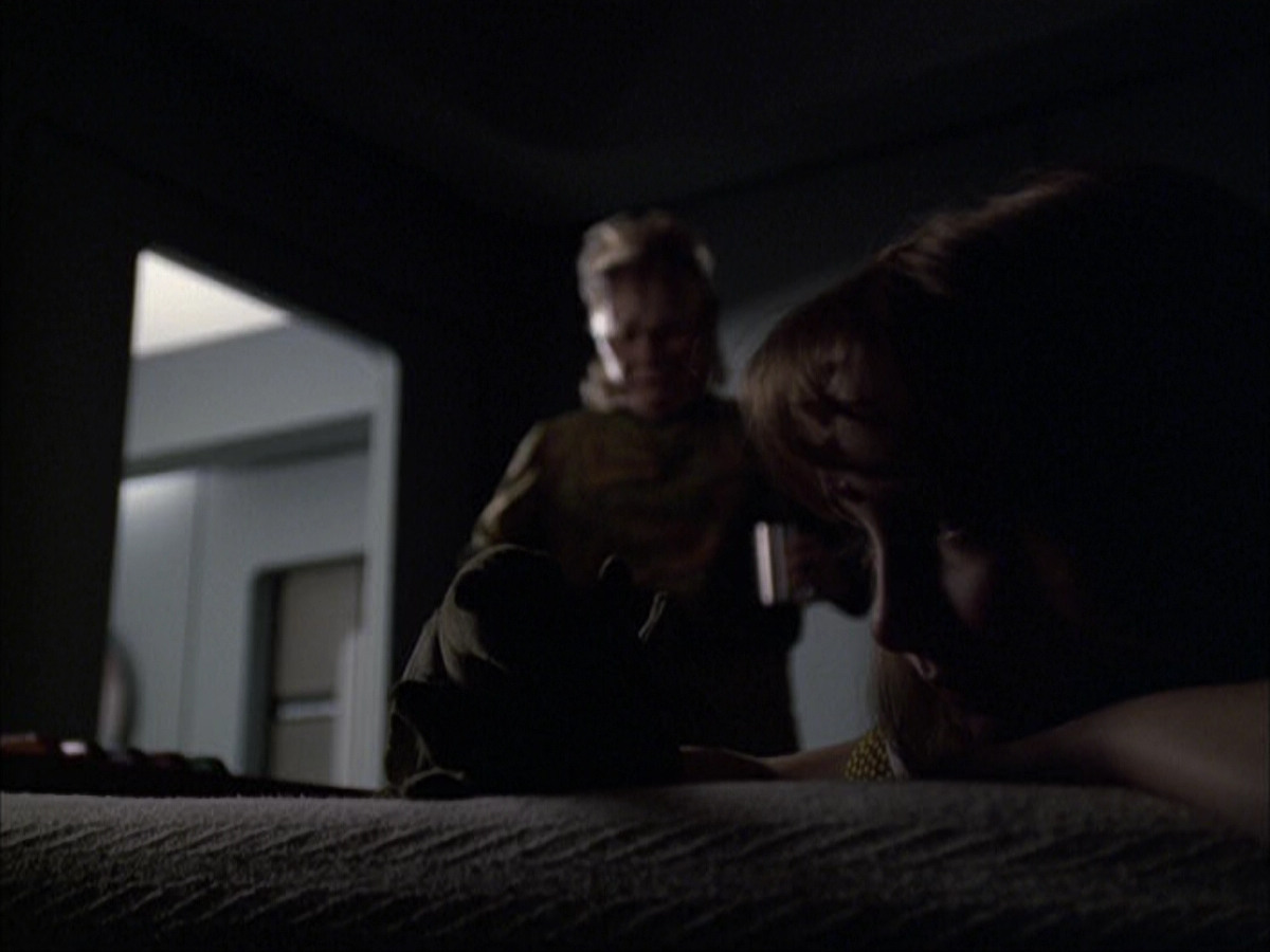 extant_StarTrek_VOY_6x07-DragonsTeeth_01721.jpg
