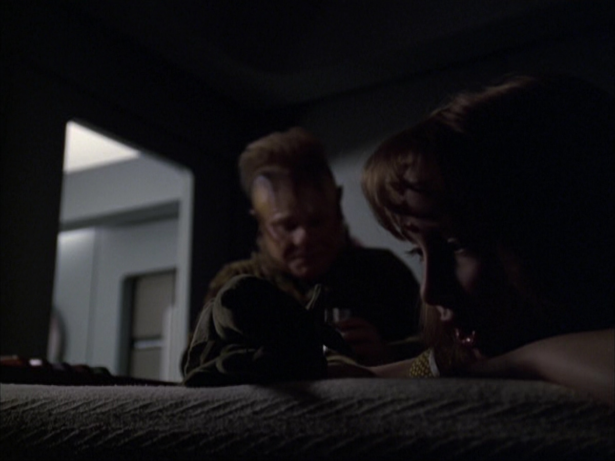extant_StarTrek_VOY_6x07-DragonsTeeth_01740.jpg