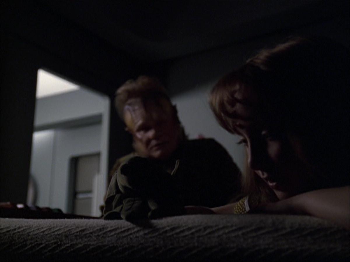 extant_StarTrek_VOY_6x07-DragonsTeeth_01751.jpg