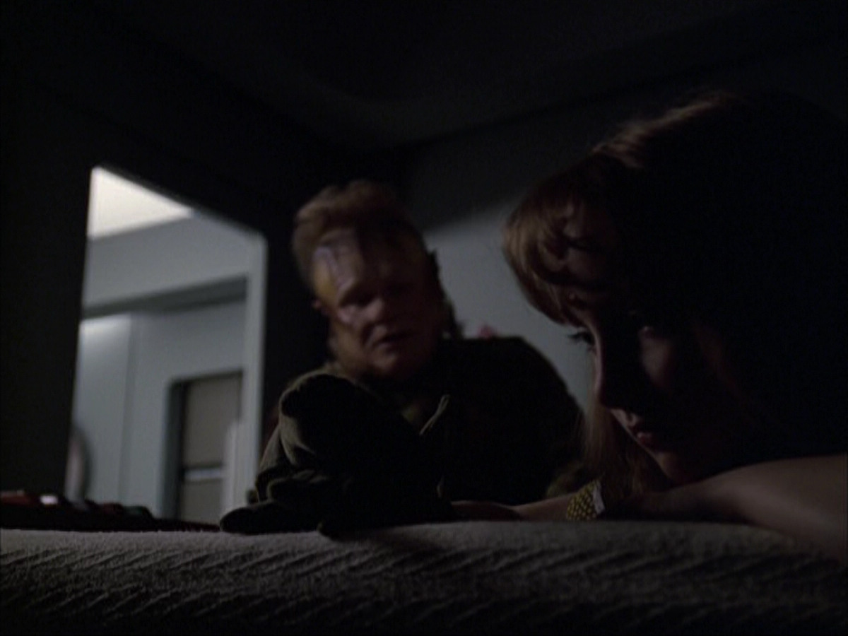 extant_StarTrek_VOY_6x07-DragonsTeeth_01754.jpg