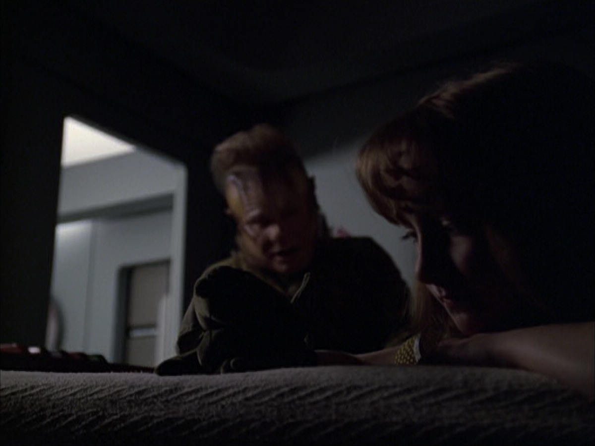extant_StarTrek_VOY_6x07-DragonsTeeth_01766.jpg