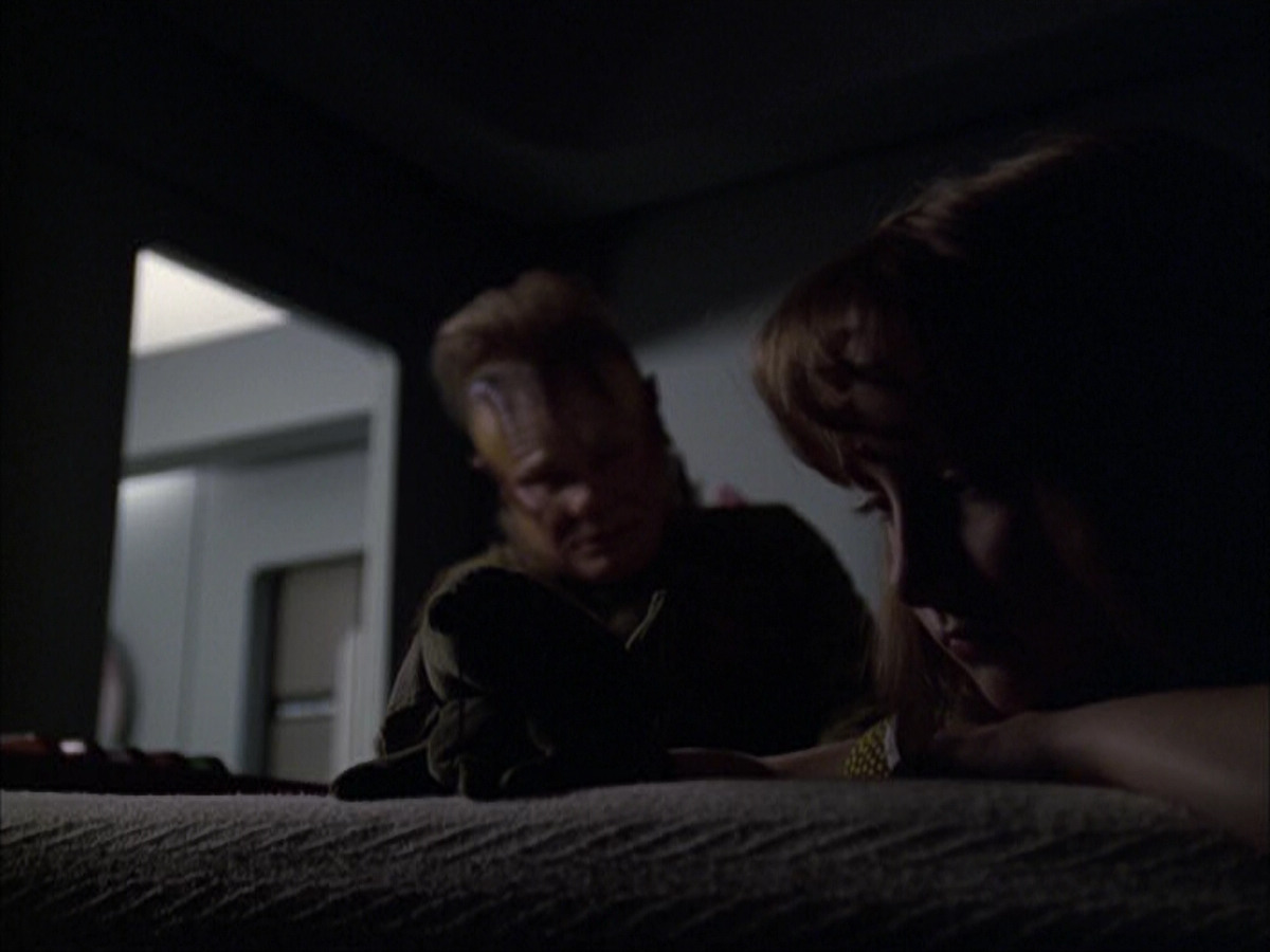 extant_StarTrek_VOY_6x07-DragonsTeeth_01768.jpg