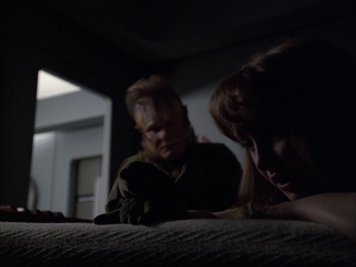 extant_StarTrek_VOY_6x07-DragonsTeeth_01774.jpg