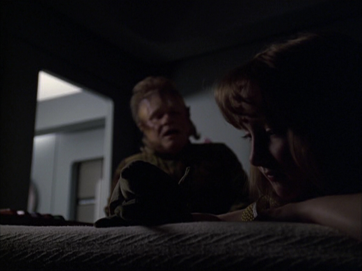 extant_StarTrek_VOY_6x07-DragonsTeeth_01783.jpg