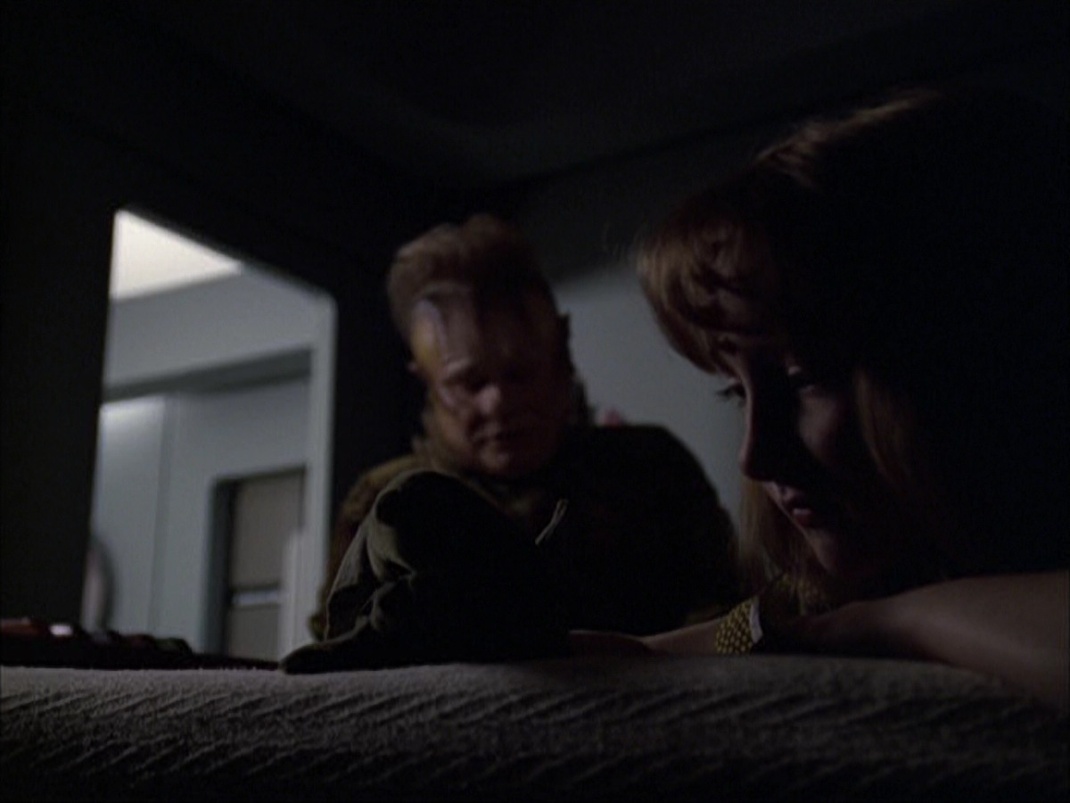 extant_StarTrek_VOY_6x07-DragonsTeeth_01785.jpg