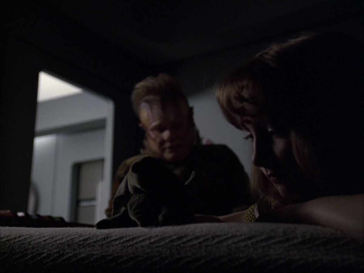 extant_StarTrek_VOY_6x07-DragonsTeeth_01786.jpg
