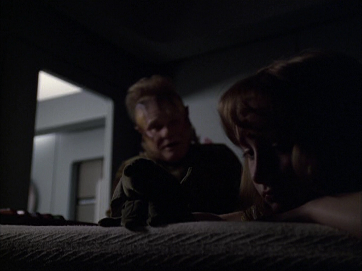extant_StarTrek_VOY_6x07-DragonsTeeth_01790.jpg
