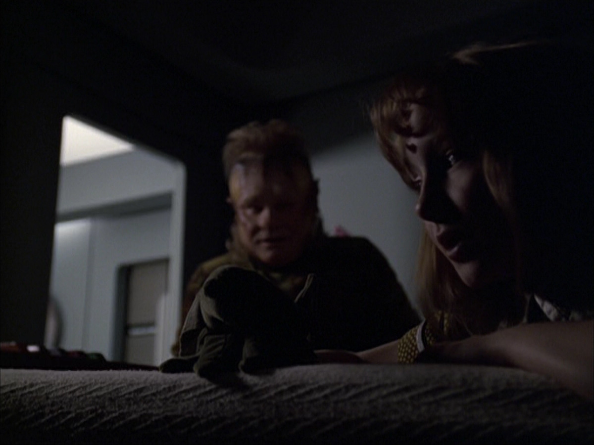 extant_StarTrek_VOY_6x07-DragonsTeeth_01802.jpg