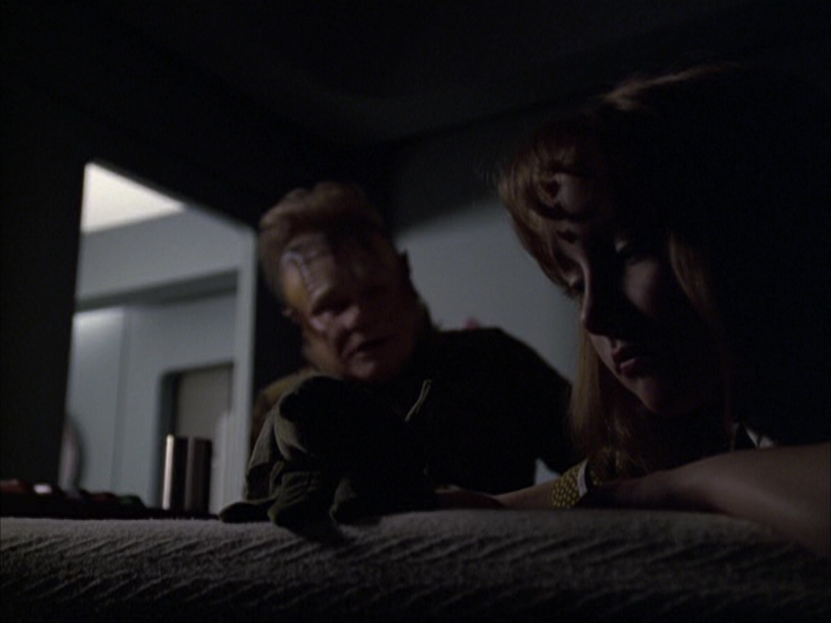 extant_StarTrek_VOY_6x07-DragonsTeeth_01808.jpg