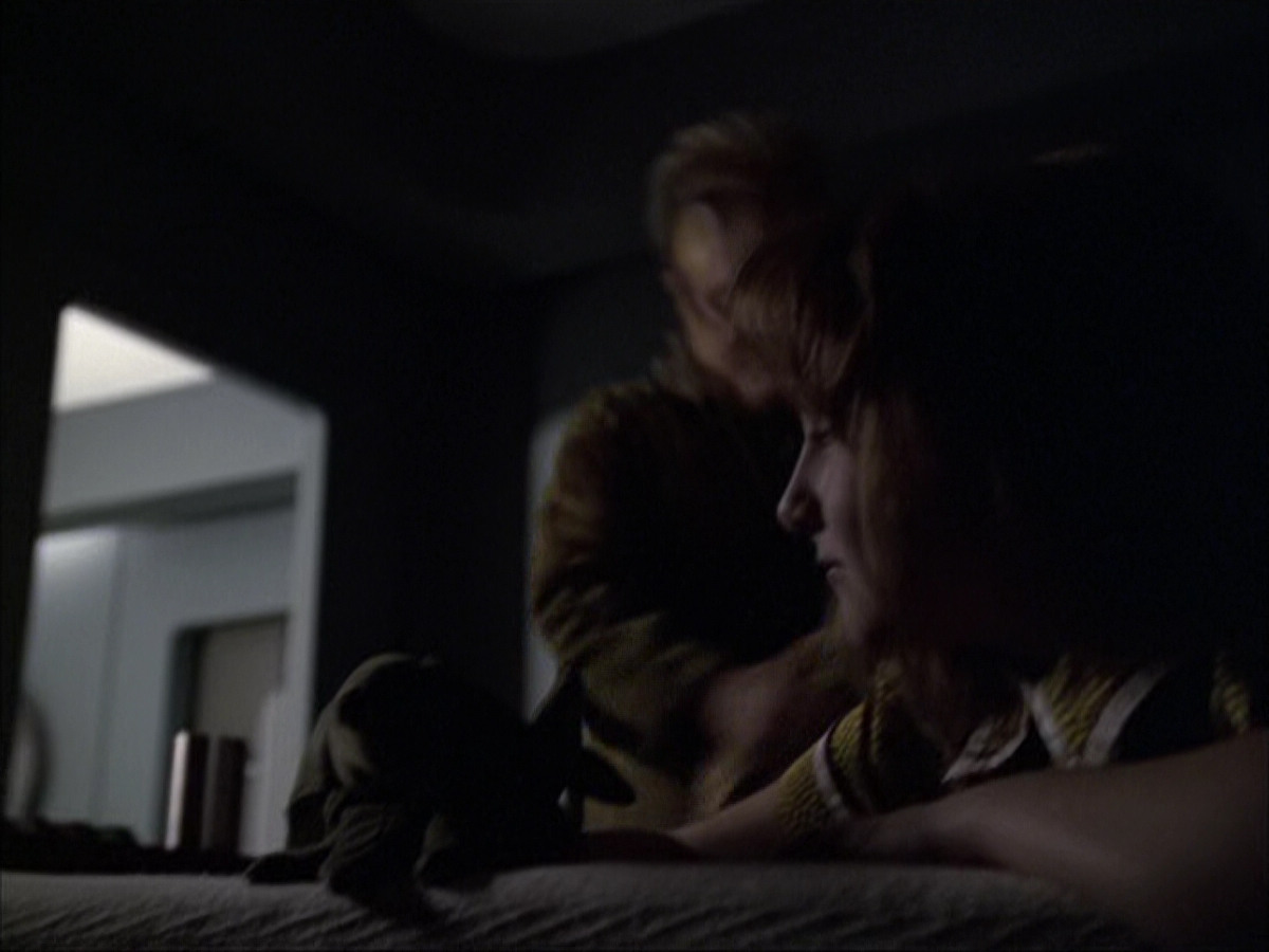 extant_StarTrek_VOY_6x07-DragonsTeeth_01810.jpg