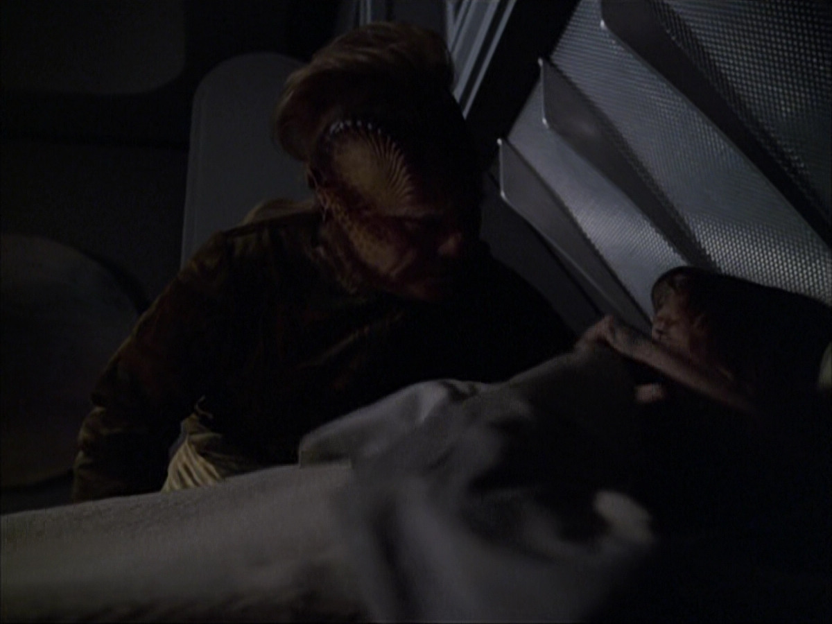 extant_StarTrek_VOY_6x07-DragonsTeeth_01818.jpg