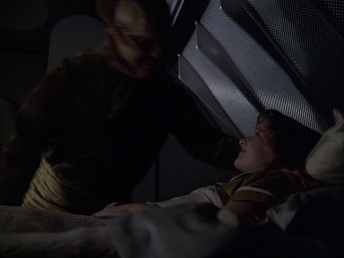 extant_StarTrek_VOY_6x07-DragonsTeeth_01820.jpg