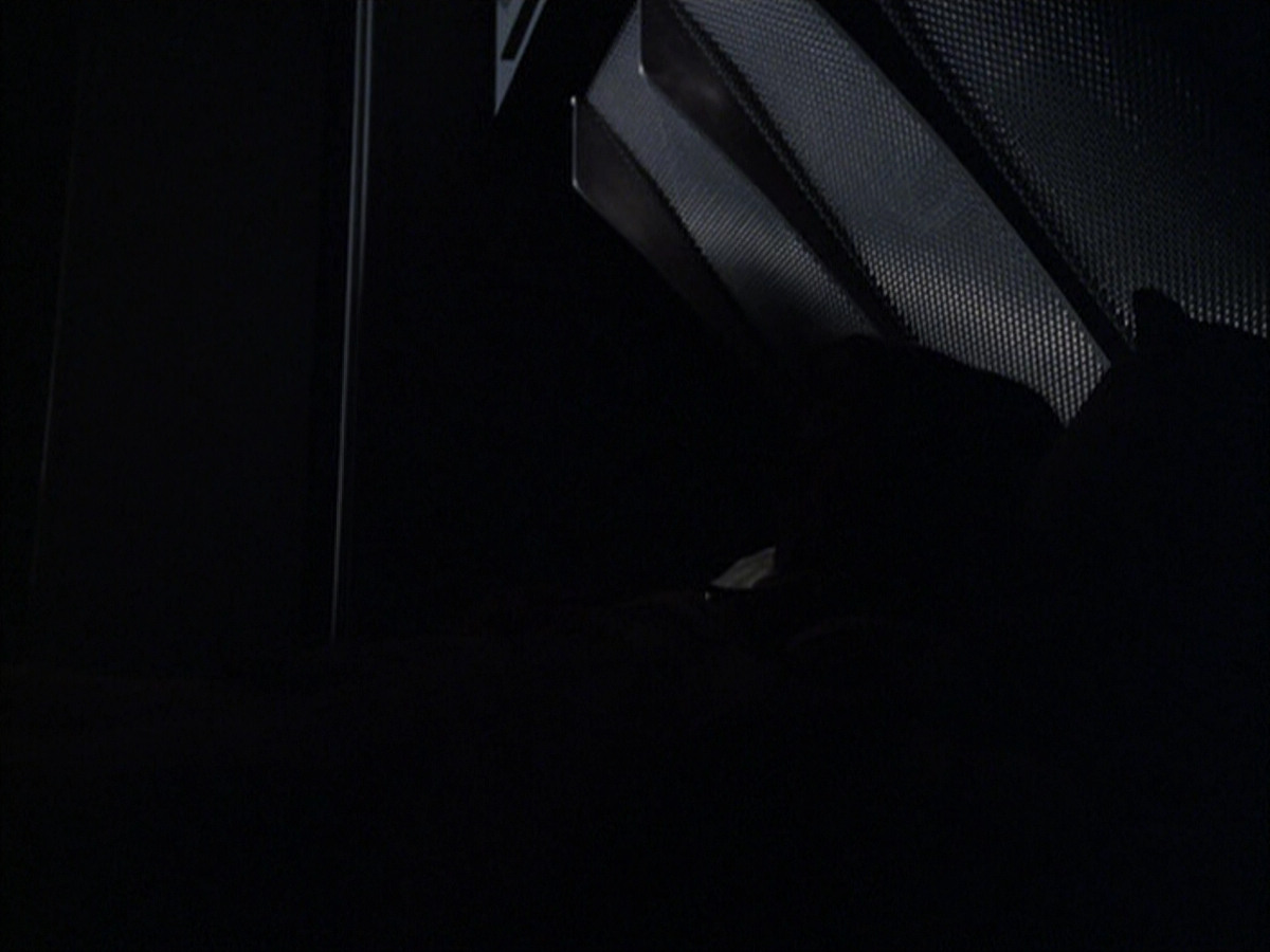 extant_StarTrek_VOY_6x07-DragonsTeeth_01826.jpg