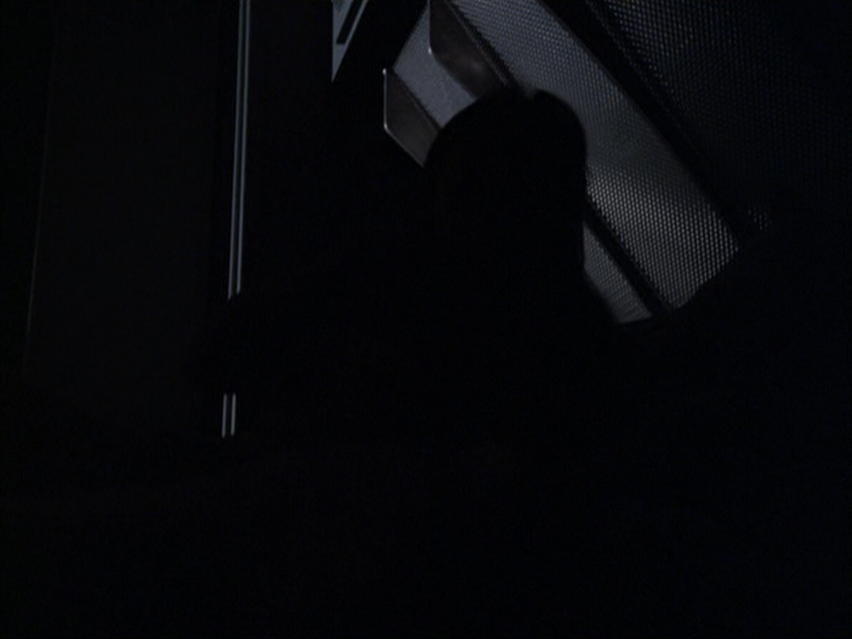 extant_StarTrek_VOY_6x07-DragonsTeeth_01830.jpg