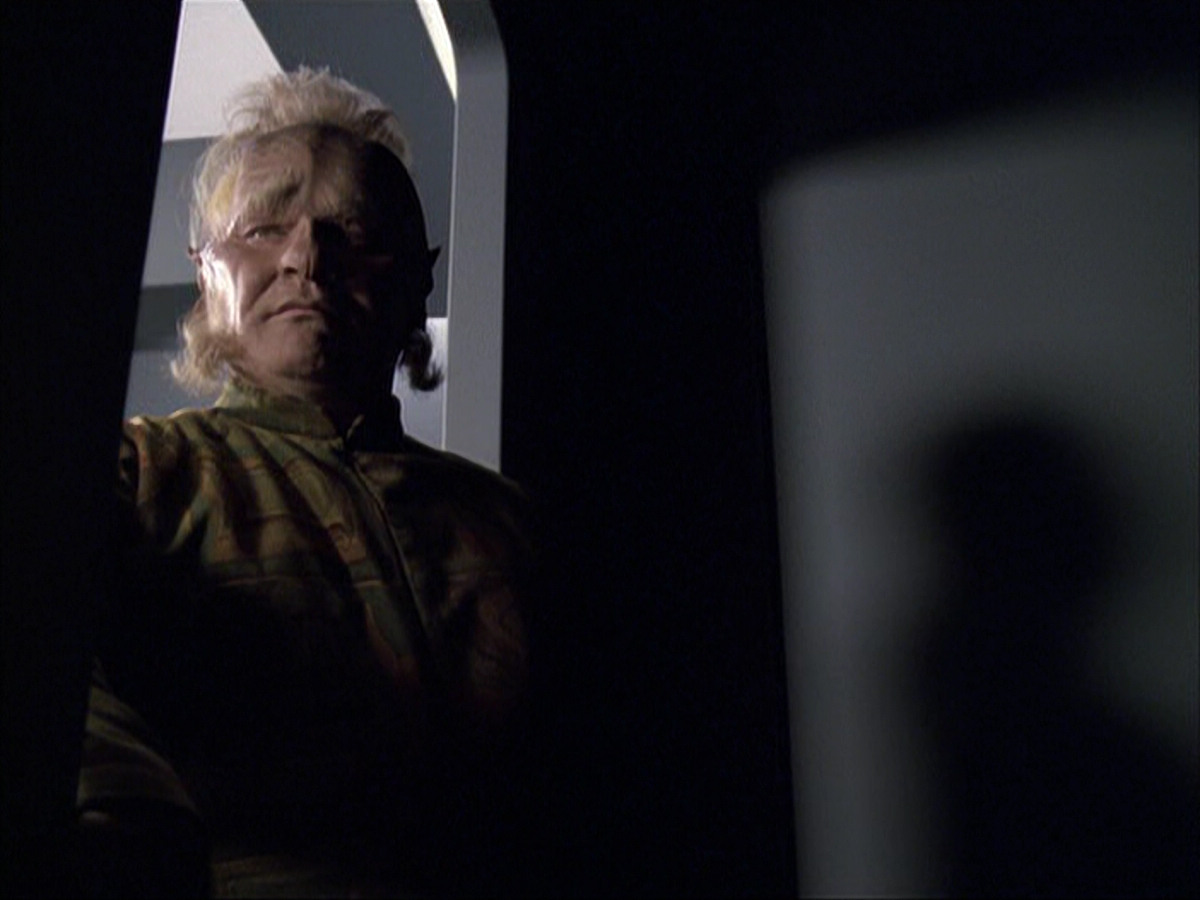 extant_StarTrek_VOY_6x07-DragonsTeeth_01833.jpg