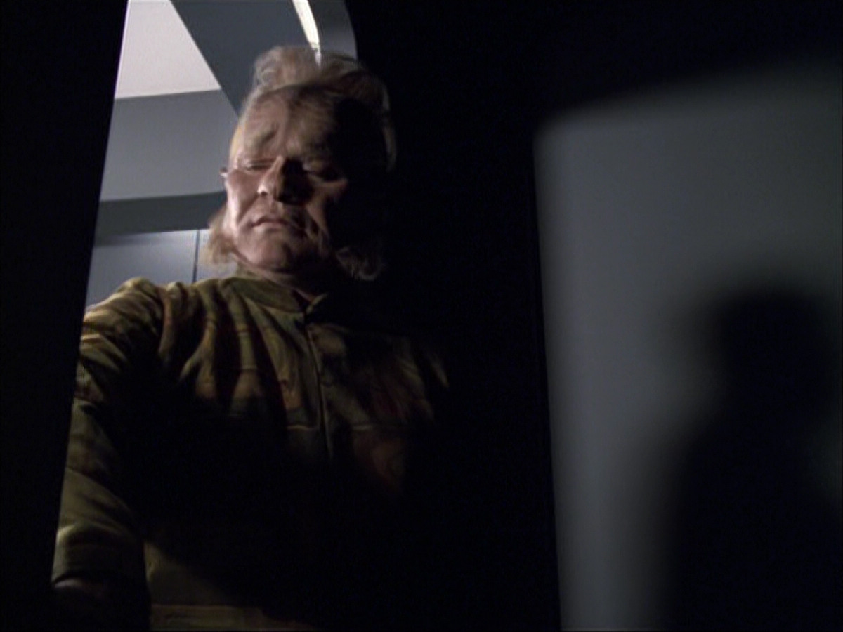 extant_StarTrek_VOY_6x07-DragonsTeeth_01835.jpg
