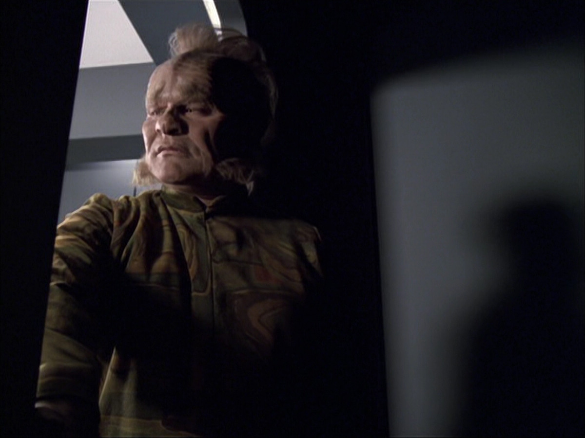 extant_StarTrek_VOY_6x07-DragonsTeeth_01836.jpg