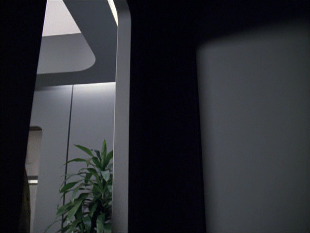 extant_StarTrek_VOY_6x07-DragonsTeeth_01838.jpg