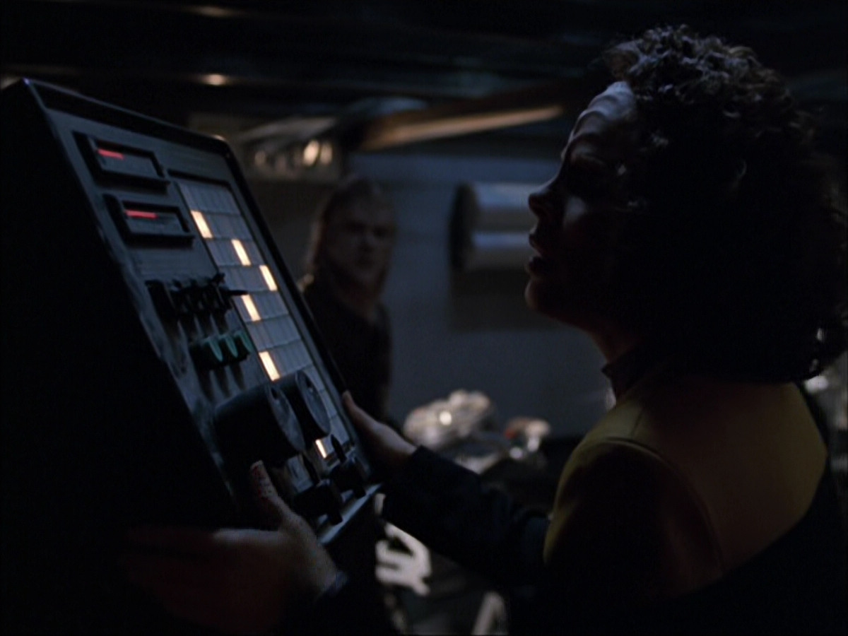 extant_StarTrek_VOY_6x07-DragonsTeeth_01843.jpg