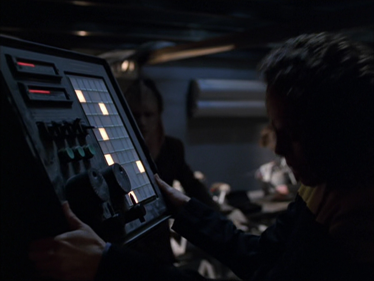 extant_StarTrek_VOY_6x07-DragonsTeeth_01844.jpg
