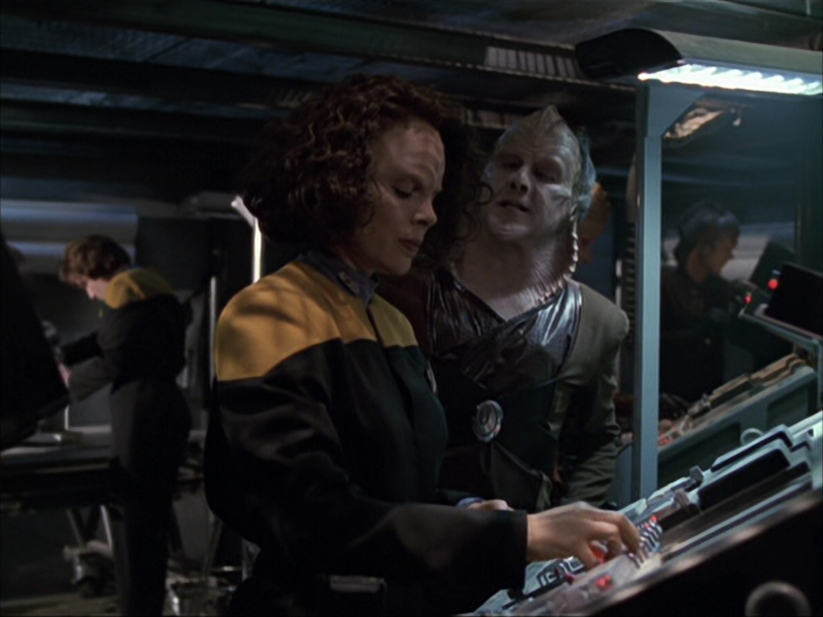 extant_StarTrek_VOY_6x07-DragonsTeeth_01856.jpg