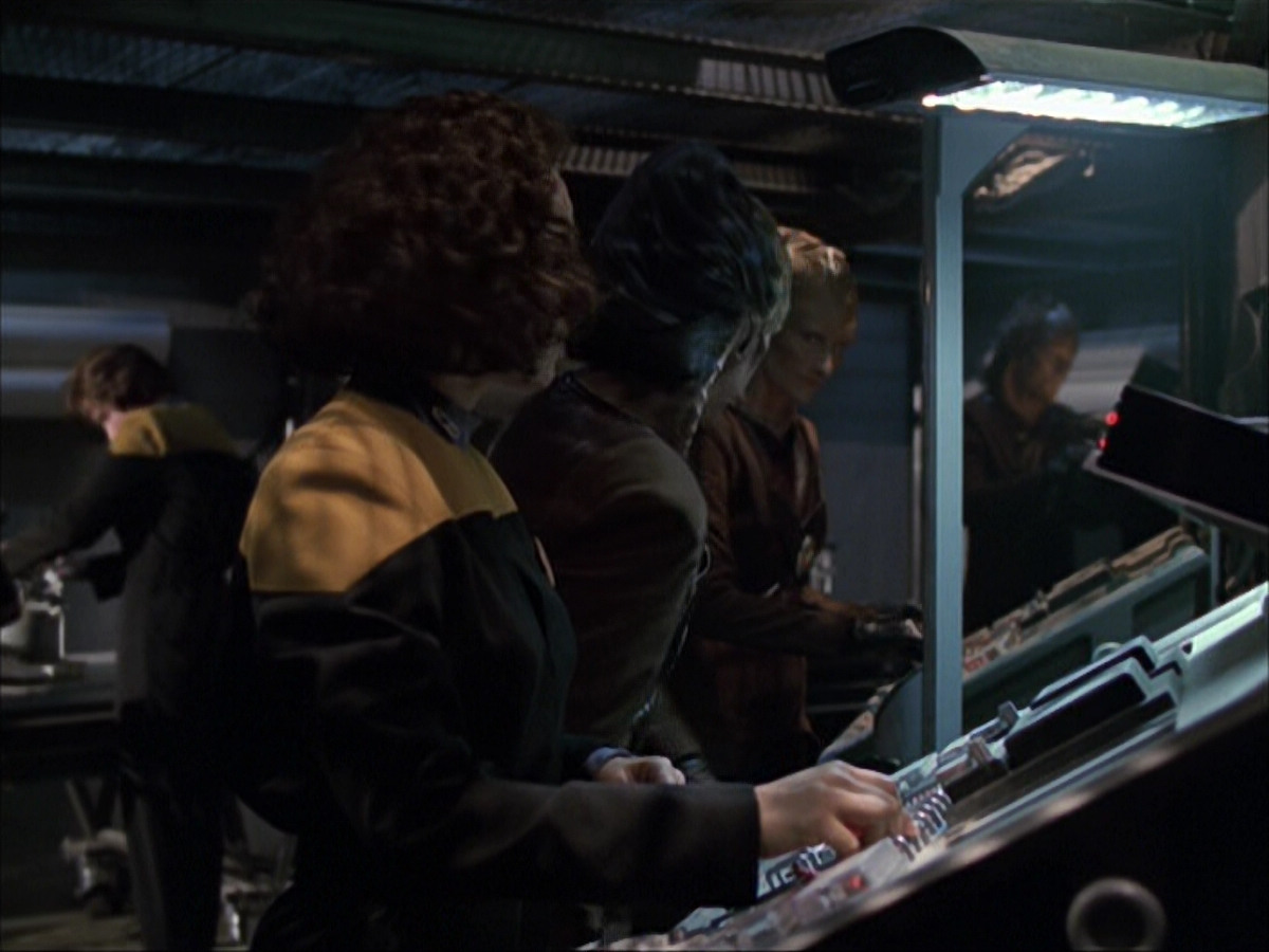 extant_StarTrek_VOY_6x07-DragonsTeeth_01859.jpg