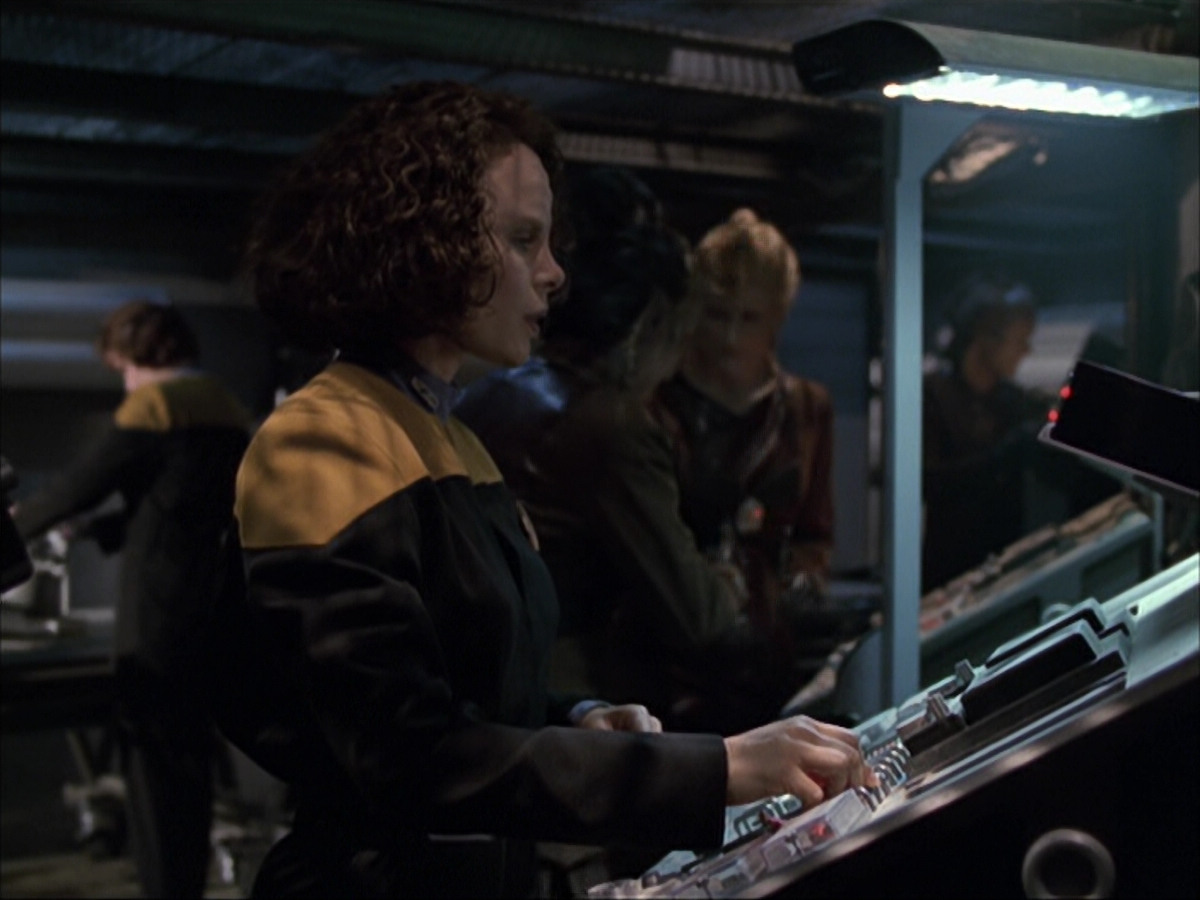 extant_StarTrek_VOY_6x07-DragonsTeeth_01860.jpg