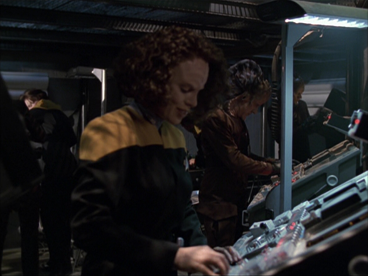 extant_StarTrek_VOY_6x07-DragonsTeeth_01874.jpg