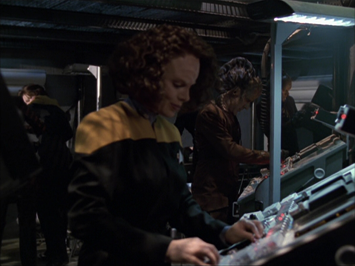 extant_StarTrek_VOY_6x07-DragonsTeeth_01875.jpg